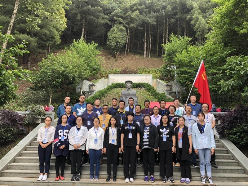 墓园缅怀老书记