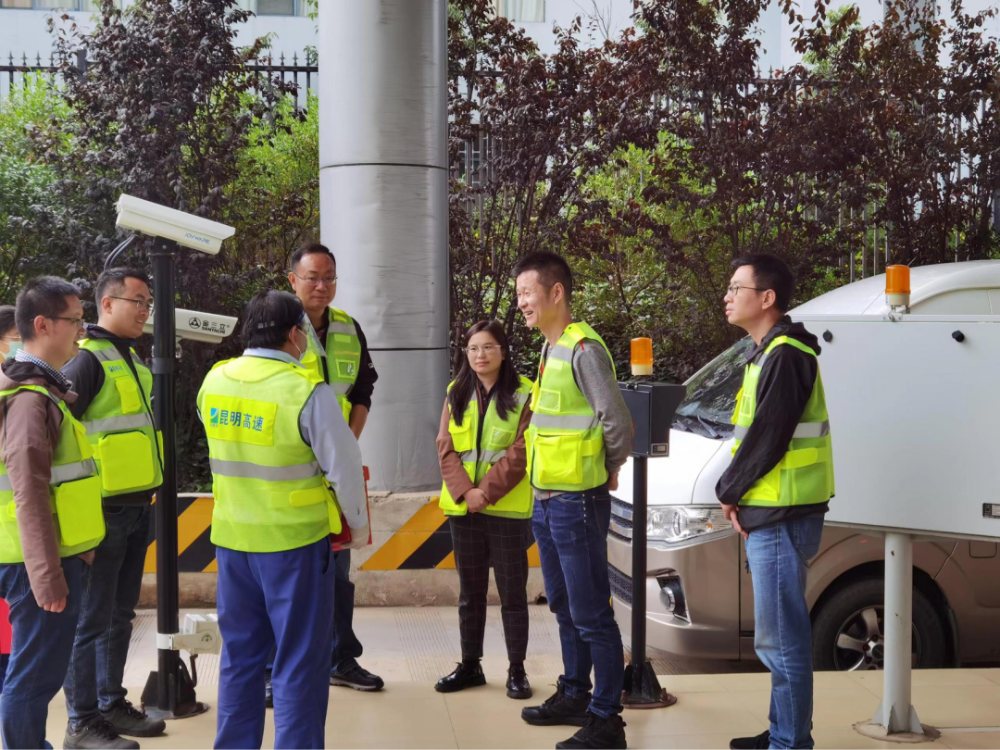 公司党委书记、董事长马东山，党委委员、副总经理刘德来到元朔公司开展慰问