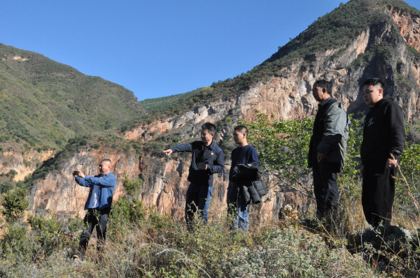 马东山同志到卢家坪村走访调研