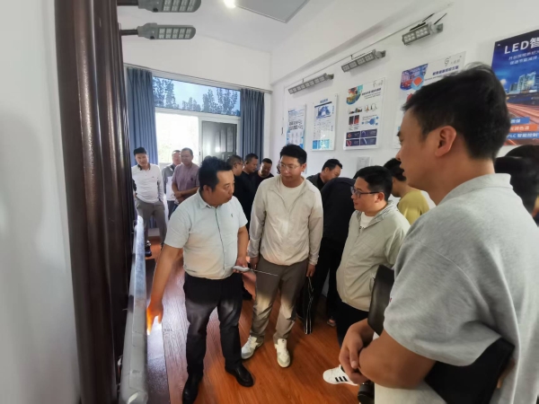 与会人员参观资源公司展厅02(1) 3